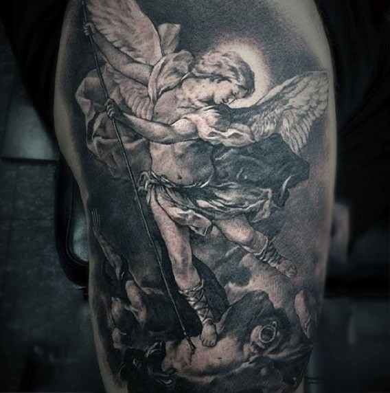 Tatuaje en el hombro, ángel guerrero espectacular detallado