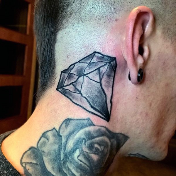 Tatuaje en el cuello, diamante simple de tinta negra Tatuaje en el cuello, diamante simple de tinta negra